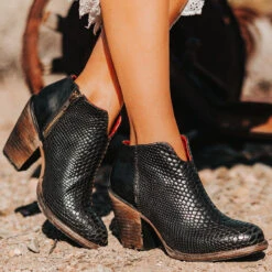 Detroit - Black Snake